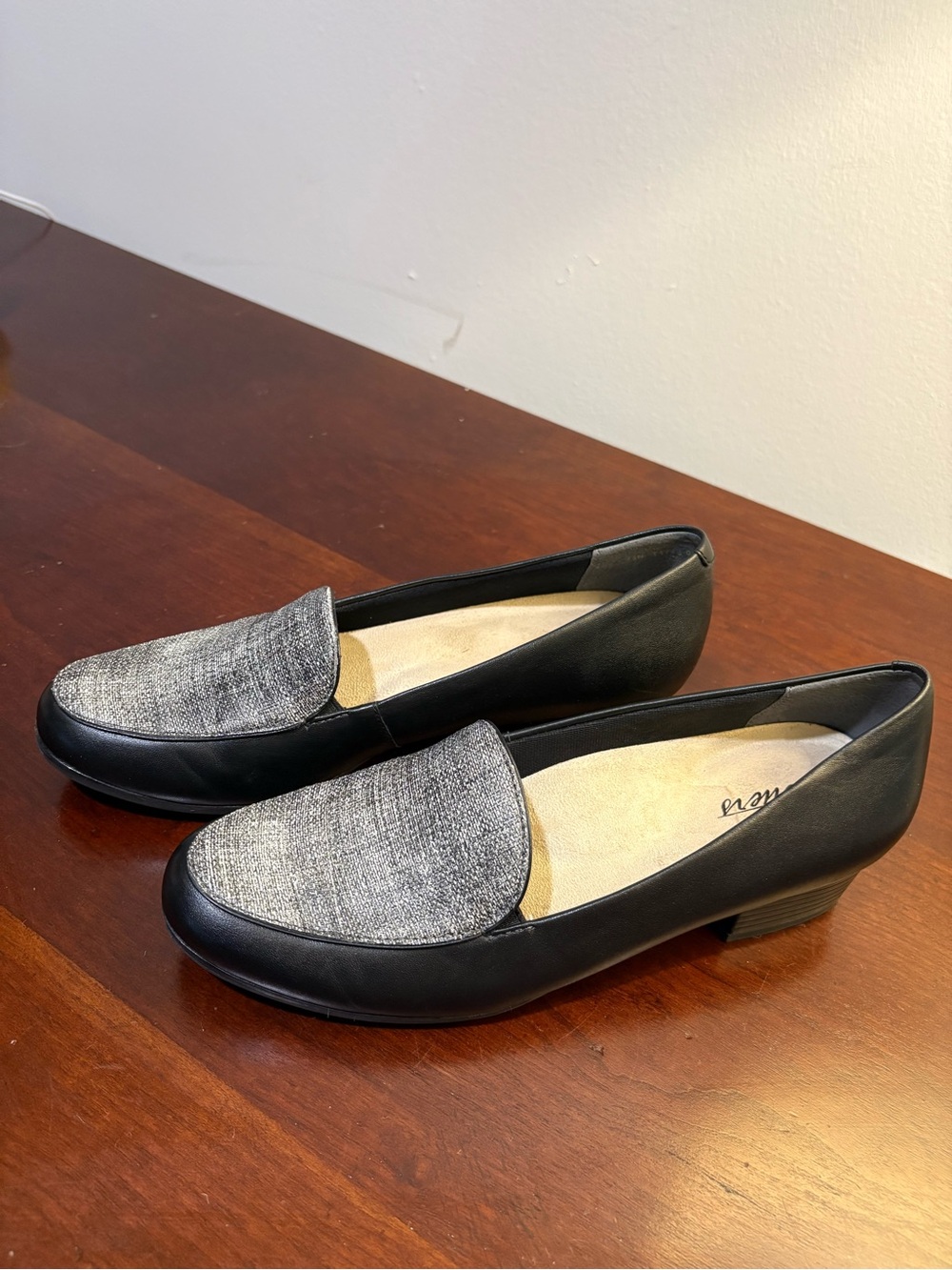 Trotters Black Leather Loafer Pumps with GreyTextured Panel size 7